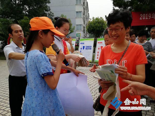 鎮江丹陽(yáng)小學(xué)生宣傳垃圾分類(lèi)