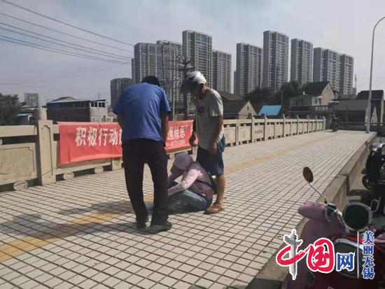 女子攀護欄欲跳河 城管路過(guò)一把拉住