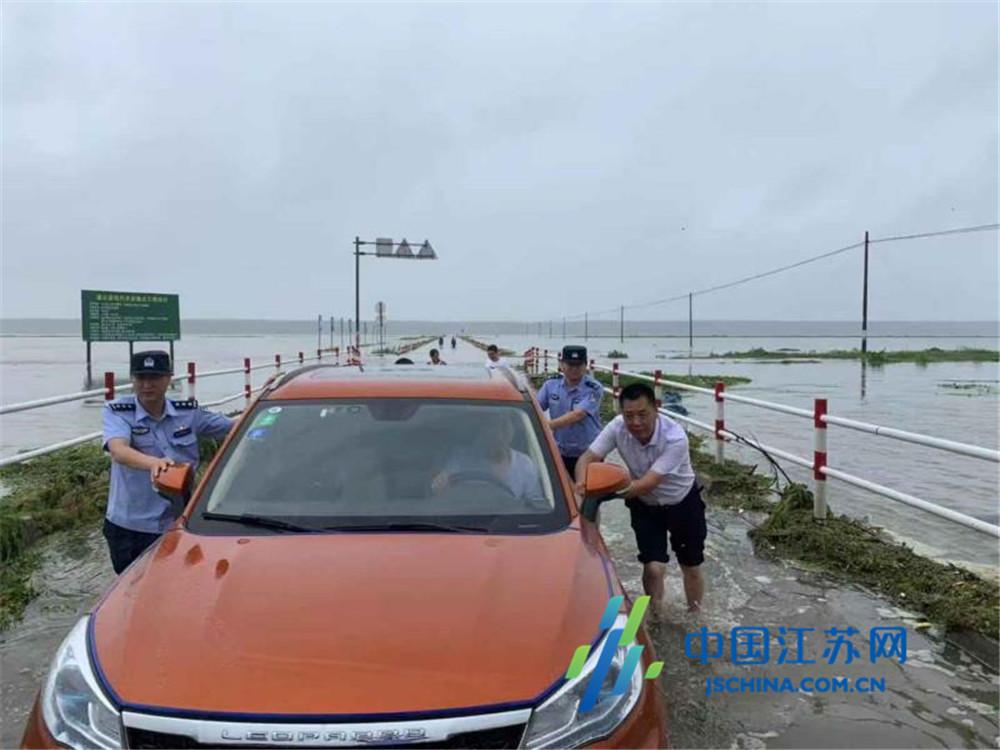 駕車(chē)涉水遇險情 灌云縣公安局侍莊派出所民警冒雨齊救援