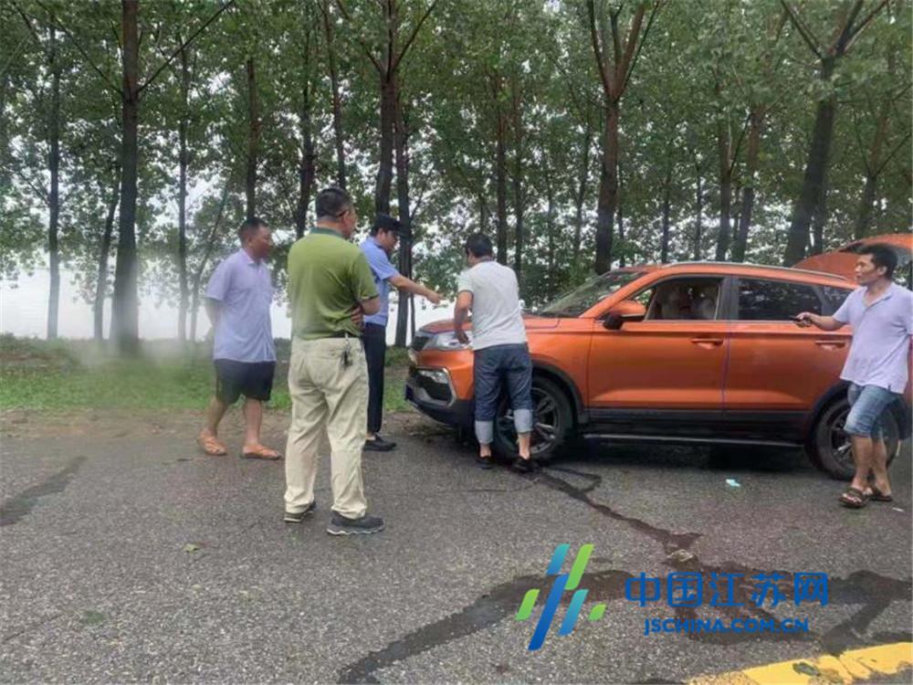 駕車(chē)涉水遇險情 灌云縣公安局侍莊派出所民警冒雨齊救援