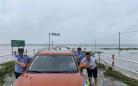 駕車涉水遇險情 灌云縣公安局侍莊派出所民警冒雨齊救援