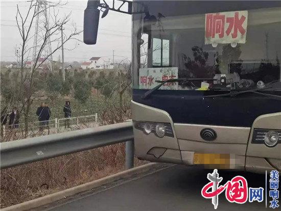 響水某大客車(chē)高速上突然爆胎!當時(shí)車(chē)上有18名乘客