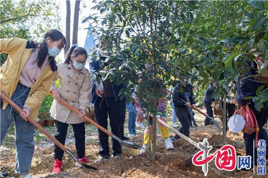 溧陽(yáng)天目湖景區開(kāi)園首日：?jiǎn)T工公益捐贈 援鄂醫務(wù)家庭游園植樹(shù)