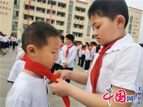 射陽(yáng)縣小學(xué)舉行一年級新生入隊儀式