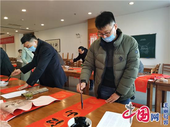 句容圖書(shū)館舉辦第五屆書(shū)畫(huà)家揮毫送春聯(lián)活動(dòng)