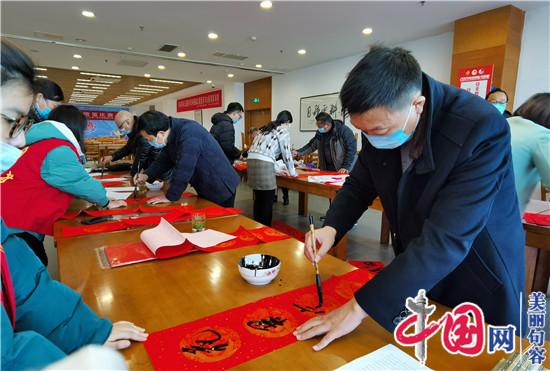 句容圖書(shū)館舉辦第五屆書(shū)畫(huà)家揮毫送春聯(lián)活動(dòng)