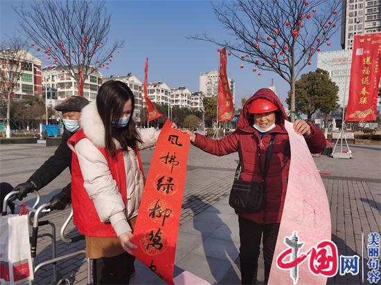 “文化惠民 你我同行”句容市圖書(shū)館黨支部開(kāi)展黨員志愿服務(wù)活動(dòng)