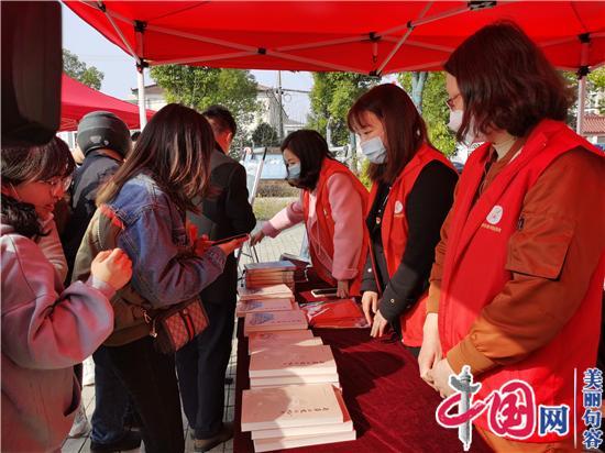 句容市圖書(shū)館學(xué)習雷鋒精神 助力全民閱讀