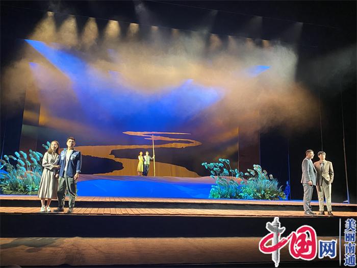 南通原創(chuàng  )話(huà)劇《滄桑巨變——我們的臥魚(yú)島》今日首演 市委副書(shū)記沈雷點(diǎn)贊該劇