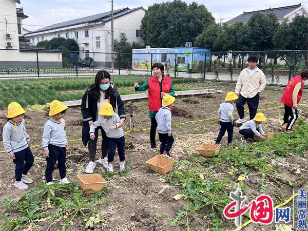 常熟市尚湖鎮新巷村開(kāi)展“小手拉大手”五治融合入戶(hù)宣傳