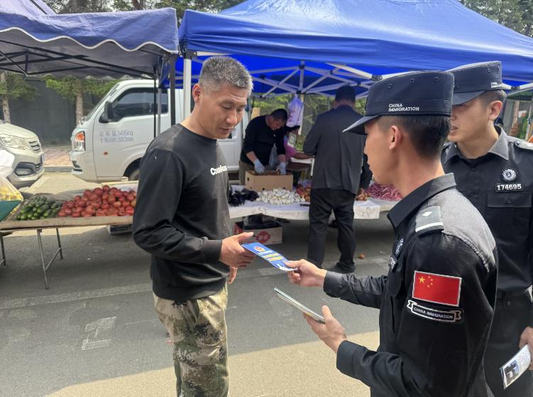 延邊邊境管理支隊東方紅邊境檢查站深入開(kāi)展邊境法律宣傳活動(dòng)