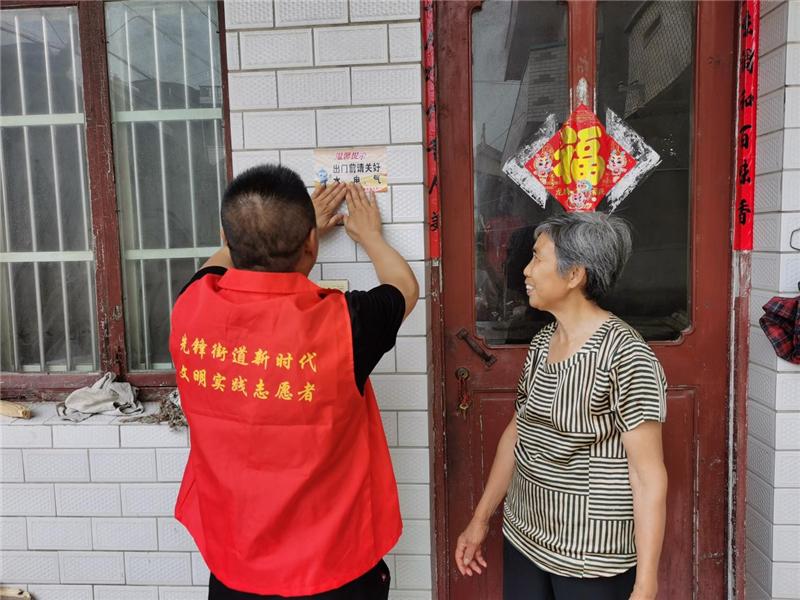 南通先鋒街道花園村開(kāi)展“人人講安全、個(gè)個(gè)會(huì )應急——暢通生命通道”應急消防演練