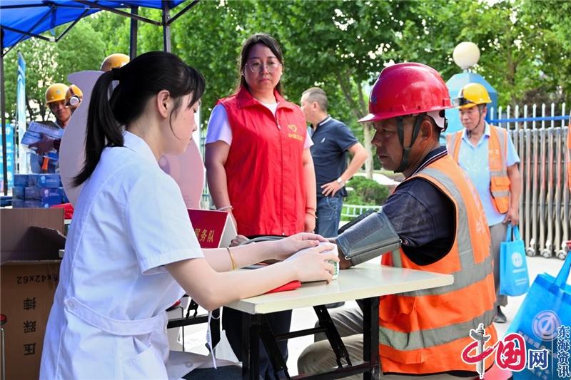 法治教育護權益 齊心共進筑安全——南京建鄴區(qū)雙閘街道總工會舉辦夏季安康“三送”活動